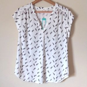 NWT fun 2 fun Lillian V-Neck Blouse Off White Feather Pattern Size Medium